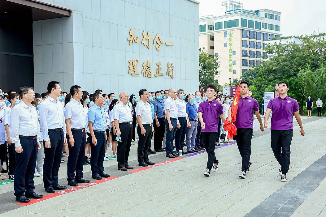 The first National Flag rose in Mingzhu New campus