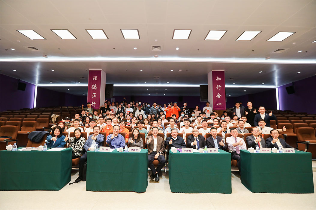 Group photo after the first lecture by Prof. Li